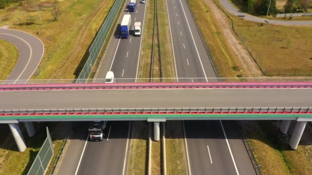 Trafic de voitures et de camions sur l'autoroute dans la journée d'été vue de dessus. Vue de dessus de la circulation routière à voies multiples. — Video