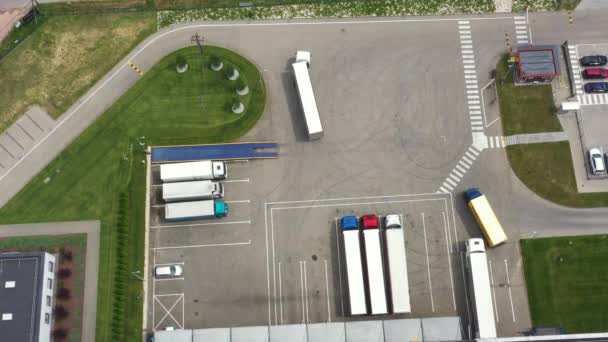 Vista aérea. almacén de distribución de mercancías. Semi camiones cargando contenedores de carga. Logística exportación e importación distribución de carga envío centro de carga. Drone 4k. — Vídeos de Stock