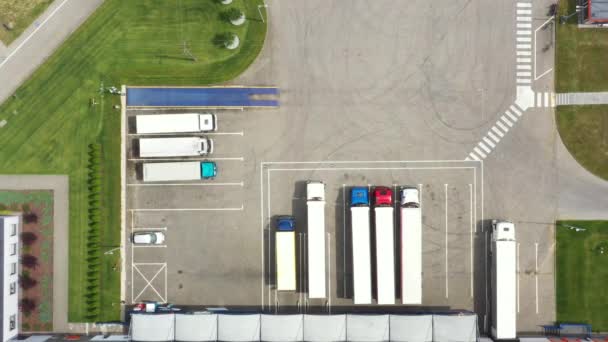 Vista aérea. almacén de distribución de mercancías. Semi camiones cargando contenedores de carga. Logística exportación e importación distribución de carga envío centro de carga. Drone 4k. — Vídeo de stock