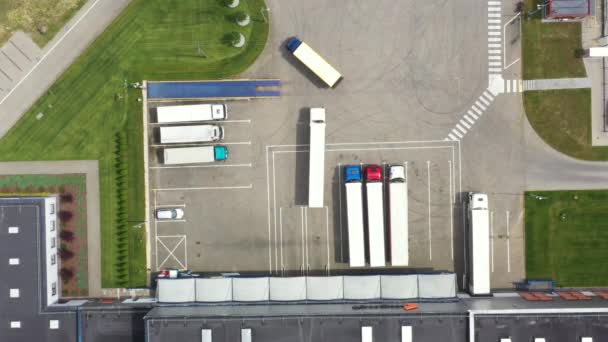 Вид з повітря. склади для розповсюдження товарів. Напіввантажівки вантажать контейнери. Логістика експортує і імпортує вантажний центр. Дрон 4k. — стокове відео