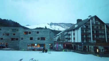 İsviçre, LAAX 'te hareket eden gondolların 4K zamanı. Kayak asansöründeki kuyruk. Turnstile Gates 'te Kayakçılar Standı ve Kalabalığı