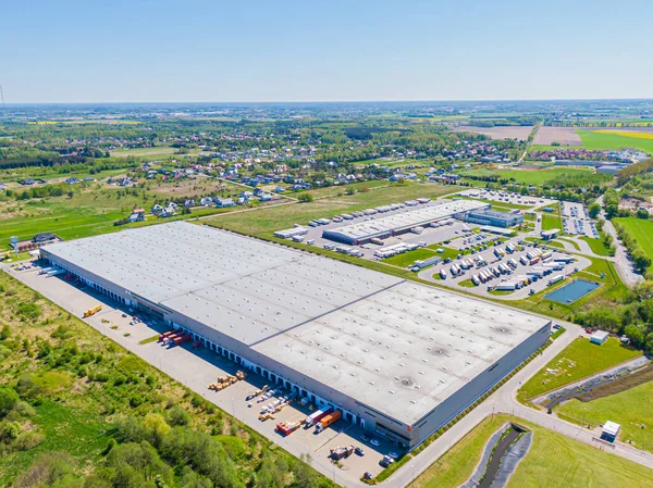 Depo depolama veya endüstriyel fabrika veya Lojistik Merkezi yukarıdan hava görünümünü. Sanayi Binaları ve kamyon üstten görünüm