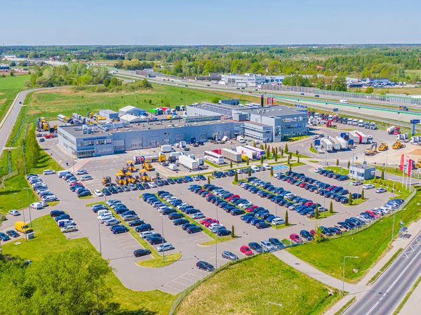 Depo depolama veya endüstriyel fabrika veya Lojistik Merkezi yukarıdan hava görünümünü. Sanayi Binaları ve kamyon üstten görünüm