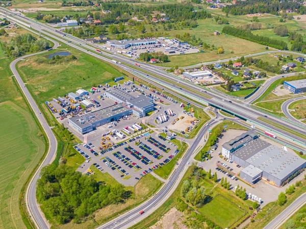 Depo depolama veya endüstriyel fabrika veya Lojistik Merkezi yukarıdan hava görünümünü. Sanayi Binaları ve kamyon üstten görünüm