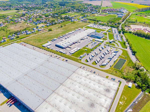 Depo depolama veya endüstriyel fabrika veya Lojistik Merkezi yukarıdan hava görünümünü. Sanayi Binaları ve kamyon üstten görünüm