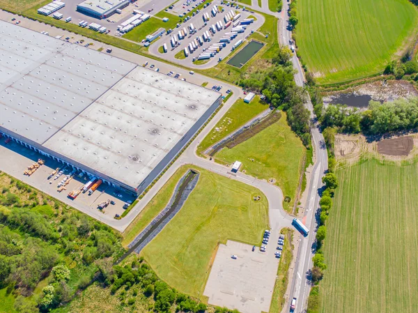 Depo depolama veya endüstriyel fabrika veya Lojistik Merkezi yukarıdan hava görünümünü. Sanayi Binaları ve kamyon üstten görünüm