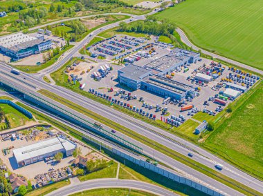 Malzeme deposunun havadan görüntüsü. Sanayi bölgesindeki lojistik merkezi yukarıdan. Lojistik merkezde yüklenen kamyonların hava görüntüsü