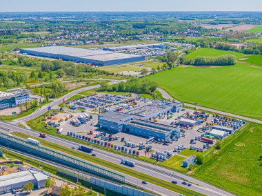 Malzeme deposunun havadan görüntüsü. Sanayi bölgesindeki lojistik merkezi yukarıdan. Lojistik merkezde yüklenen kamyonların hava görüntüsü