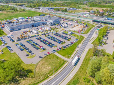 Malzeme deposunun havadan görüntüsü. Sanayi bölgesindeki lojistik merkezi yukarıdan. Lojistik merkezde yüklenen kamyonların hava görüntüsü