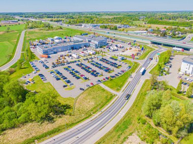Malzeme deposunun havadan görüntüsü. Sanayi bölgesindeki lojistik merkezi yukarıdan. Lojistik merkezde yüklenen kamyonların hava görüntüsü