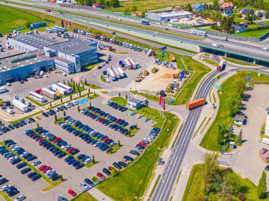 Malzeme deposunun havadan görüntüsü. Sanayi bölgesindeki lojistik merkezi yukarıdan. Lojistik merkezde yüklenen kamyonların hava görüntüsü