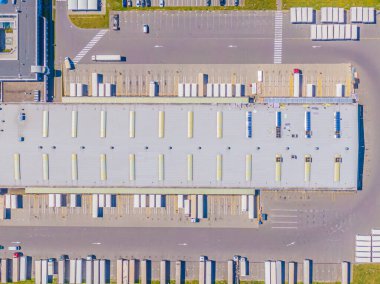 Birçok kamyonun Merchandis 'i boşalttığı Endüstriyel Yükleme Alanının Hava Çekimi