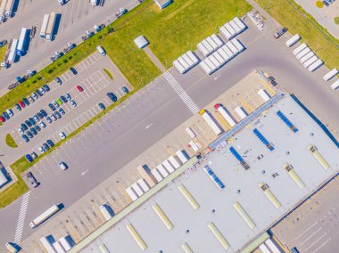 Birçok kamyonun Merchandis 'i boşalttığı Endüstriyel Yükleme Alanının Hava Çekimi