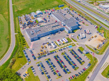 Malzeme deposunun havadan görüntüsü. Sanayi bölgesindeki lojistik merkezi yukarıdan. Lojistik merkezde yüklenen kamyonların hava görüntüsü