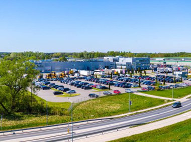Malzeme deposunun havadan görüntüsü. Sanayi bölgesindeki lojistik merkezi yukarıdan. Lojistik merkezde yüklenen kamyonların hava görüntüsü