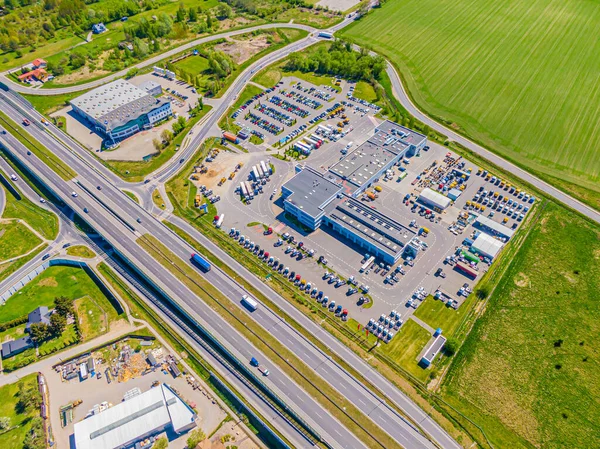 Depo depolama veya endüstriyel fabrika veya Lojistik Merkezi yukarıdan hava görünümünü. Sanayi Binaları ve kamyon üstten görünüm