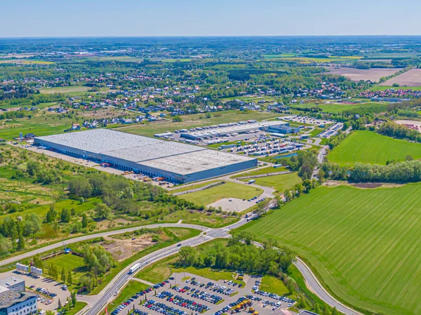 Malzeme deposunun havadan görüntüsü. Sanayi bölgesindeki lojistik merkezi yukarıdan. Lojistik merkezde yüklenen kamyonların hava görüntüsü
