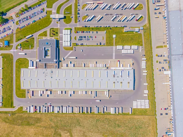 Birçok kamyonun Merchandis 'i boşalttığı Endüstriyel Yükleme Alanının Hava Çekimi