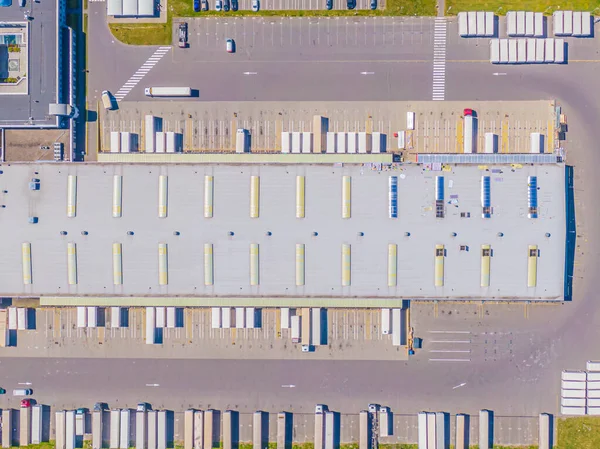 Birçok kamyonun Merchandis 'i boşalttığı Endüstriyel Yükleme Alanının Hava Çekimi