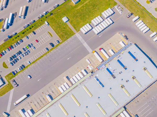 Birçok kamyonun Merchandis 'i boşalttığı Endüstriyel Yükleme Alanının Hava Çekimi