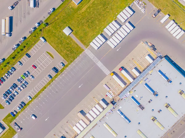 Malzeme deposunun havadan görüntüsü. Sanayi bölgesindeki lojistik merkezi yukarıdan. Lojistik merkezde yüklenen kamyonların hava görüntüsü