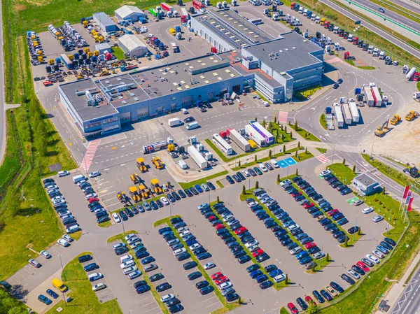 Malzeme deposunun havadan görüntüsü. Sanayi bölgesindeki lojistik merkezi yukarıdan. Lojistik merkezde yüklenen kamyonların hava görüntüsü