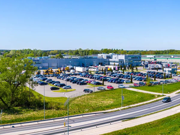 Malzeme deposunun havadan görüntüsü. Sanayi bölgesindeki lojistik merkezi yukarıdan. Lojistik merkezde yüklenen kamyonların hava görüntüsü