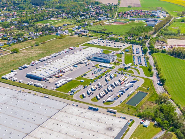 Malzeme deposunun havadan görüntüsü. Sanayi bölgesindeki lojistik merkezi yukarıdan. Lojistik merkezde yüklenen kamyonların hava görüntüsü
