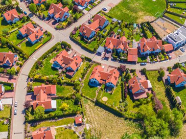 Lüks yerleşim yerlerinin havadan görünüşü. Mahallenin kapısı. Sokak gayrimenkulleri.
