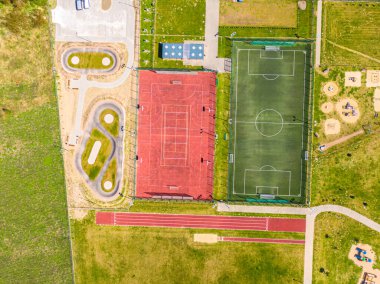 Top View, kolejin kuş bakışı görüntüsü basketbol, futbol kortları. Sokak sporu