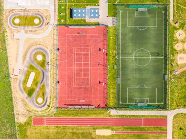 Top View, kolejin kuş bakışı görüntüsü basketbol, futbol kortları. Sokak sporu