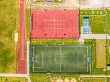 Top View, kolejin kuş bakışı görüntüsü basketbol, futbol kortları. Sokak sporu