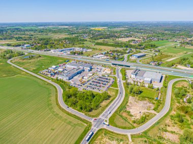Malzeme deposunun havadan görüntüsü. Sanayi bölgesindeki lojistik merkezi yukarıdan. Lojistik merkezde yüklenen kamyonların hava görüntüsü