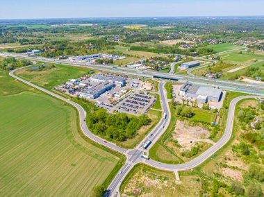 Malzeme deposunun havadan görüntüsü. Sanayi bölgesindeki lojistik merkezi yukarıdan. Lojistik merkezde yüklenen kamyonların hava görüntüsü