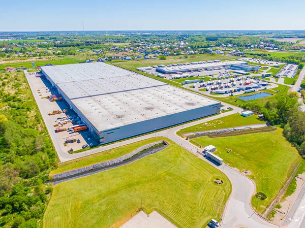 Depo depolama veya endüstriyel fabrika veya Lojistik Merkezi yukarıdan hava görünümünü. Sanayi Binaları ve kamyon üstten görünüm