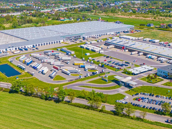 Depo depolama veya endüstriyel fabrika veya Lojistik Merkezi yukarıdan hava görünümünü. Sanayi Binaları ve kamyon üstten görünüm