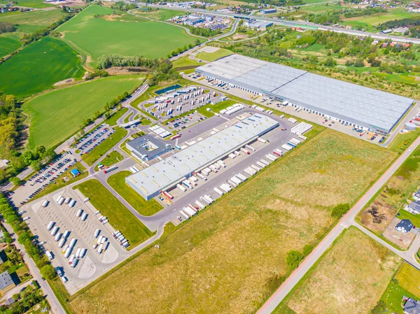 Depo depolama veya endüstriyel fabrika veya Lojistik Merkezi yukarıdan hava görünümünü. Sanayi Binaları ve kamyon üstten görünüm