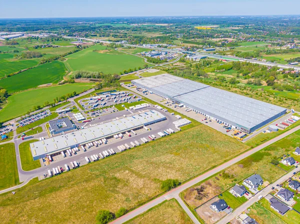 Depo depolama veya endüstriyel fabrika veya Lojistik Merkezi yukarıdan hava görünümünü. Sanayi Binaları ve kamyon üstten görünüm