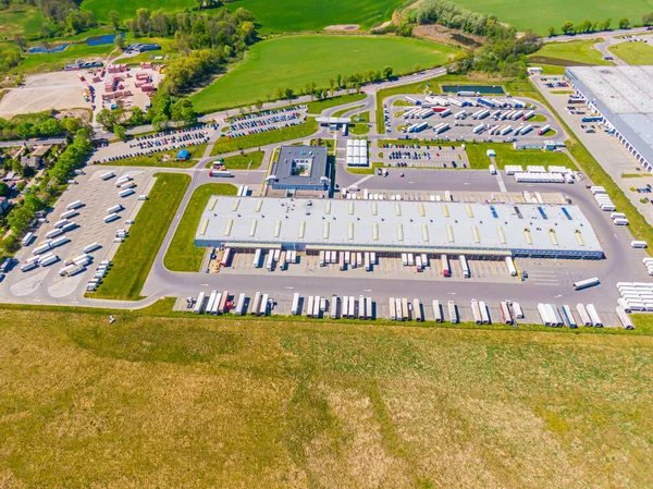Depo depolama veya endüstriyel fabrika veya Lojistik Merkezi yukarıdan hava görünümünü. Sanayi Binaları ve kamyon üstten görünüm