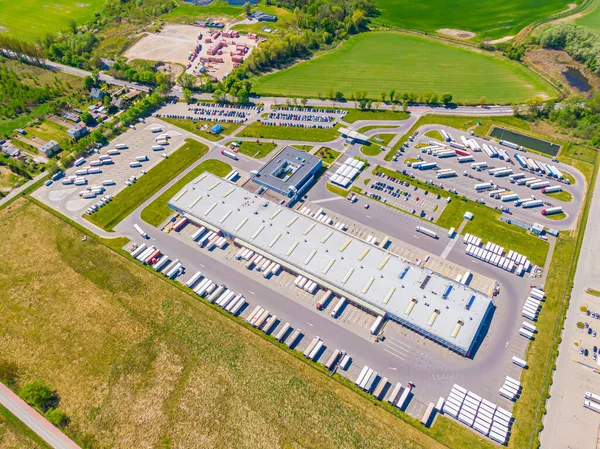 Depo depolama veya endüstriyel fabrika veya Lojistik Merkezi yukarıdan hava görünümünü. Sanayi Binaları ve kamyon üstten görünüm