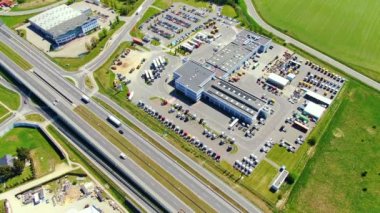 Malzeme deposunun havadan görüntüsü. Sanayi bölgesindeki lojistik merkezi yukarıdan. Lojistik merkezde yüklenen kamyonların hava görüntüsü