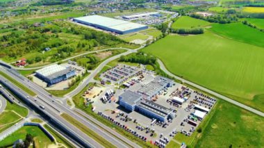 Malzeme deposunun havadan görüntüsü. Sanayi bölgesindeki lojistik merkezi yukarıdan. Lojistik merkezde yüklenen kamyonların hava görüntüsü