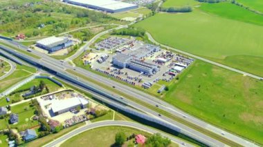 Birçok kamyonun Merchandis 'i boşalttığı Endüstriyel Yükleme Alanının Hava Çekimi