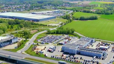 Birçok kamyonun Merchandis 'i boşalttığı Endüstriyel Yükleme Alanının Hava Çekimi