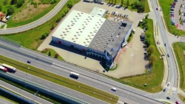 Birçok kamyonun Merchandis 'i boşalttığı Endüstriyel Yükleme Alanının Hava Çekimi