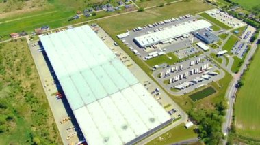 Birçok kamyonun Merchandis 'i boşalttığı Endüstriyel Yükleme Alanının Hava Çekimi