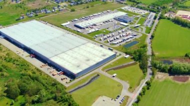 Birçok kamyonun Merchandis 'i boşalttığı Endüstriyel Yükleme Alanının Hava Çekimi