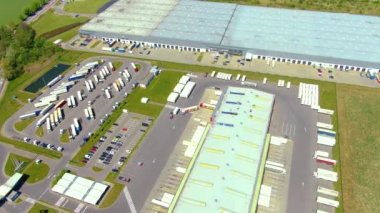 Depo depolama veya endüstriyel fabrika veya Lojistik Merkezi yukarıdan hava görünümünü. Sanayi Binaları ve kamyon üstten görünüm