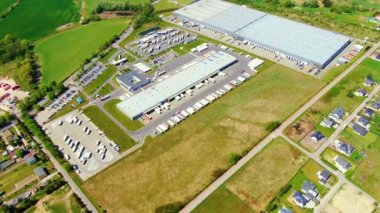 Depo depolama veya endüstriyel fabrika veya Lojistik Merkezi yukarıdan hava görünümünü. Sanayi Binaları ve kamyon üstten görünüm