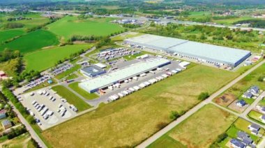 Depo depolama veya endüstriyel fabrika veya Lojistik Merkezi yukarıdan hava görünümünü. Sanayi Binaları ve kamyon üstten görünüm